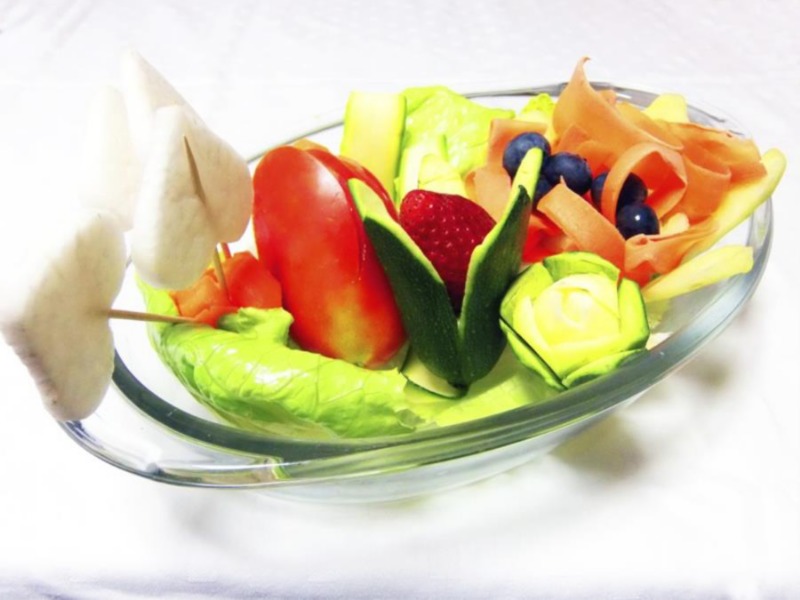 Insalata di frutta e verdura intagliata