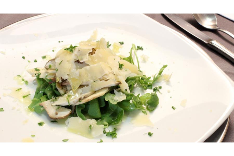 Insalata di funghi porcini con rucola e Parmigiano Reggiano D.O.P.