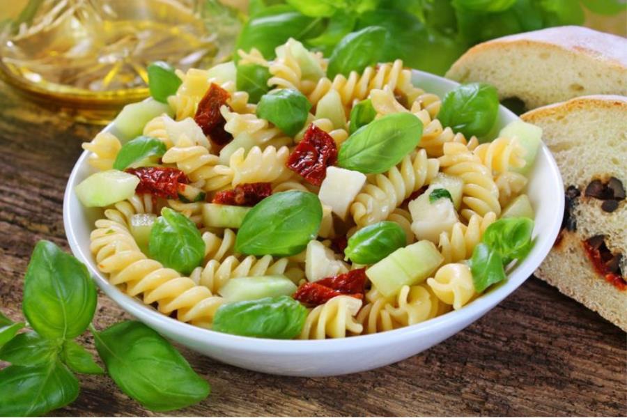 Insalata di fusilli con pomodori secchi