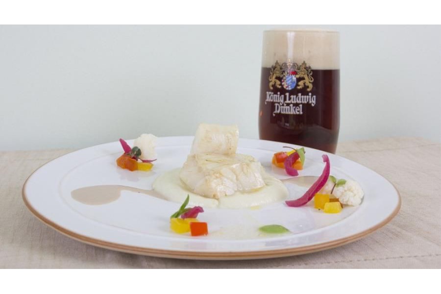 Insalata di rinforzo di baccalà cotto nella birra Konig Ludwig Dunkel