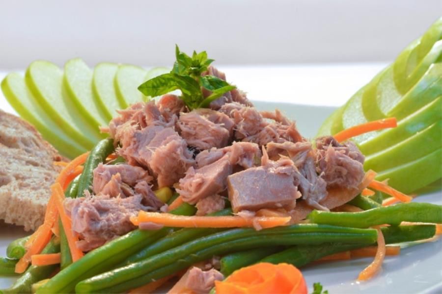 Insalata di tonno, fagiolini, carote e mais