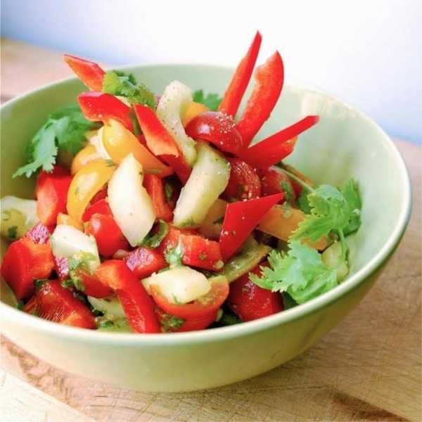 Insalata crudista di peperoni, datterini gialli e rossi, foglie di sedano e carosello all?aceto di riso