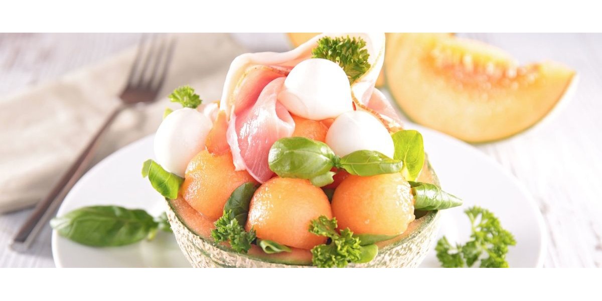 Insalata estiva di prosciutto, mozzarella e melone
