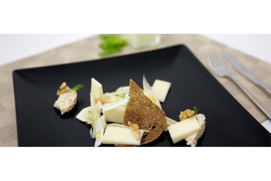 Insalatina di provolone valpadana Dop piccante, finocchi e noci