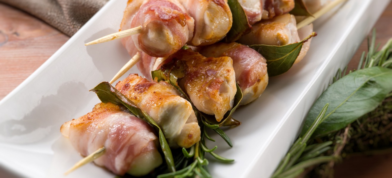 Come cucinare un involtino di lonza con prosciutto di Parma e cipollotti