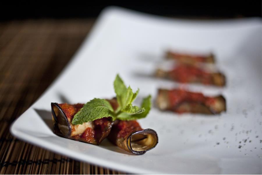 Involtini di melanzana, formaggio di capra e menta