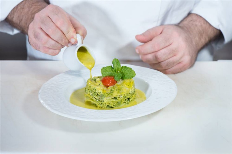 Lasagne vegetariane con pesto di rucola e ricotta al pecorino e zafferano