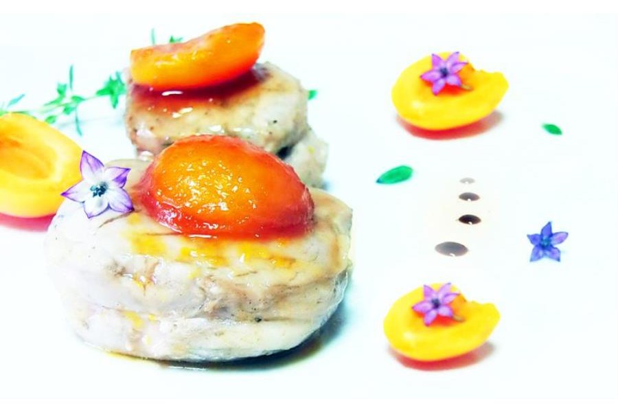 Maiale alle albicocche con fiori di peperoncino viola