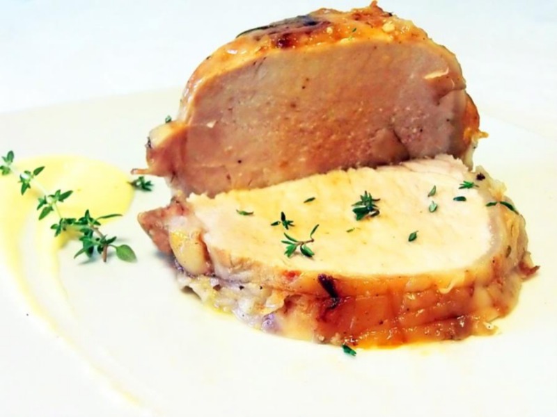 Maiale nero casertano al fumo di timo, con fonduta di castelmagno