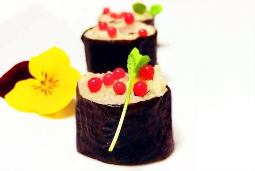 Maki di cous cous di riso con caviale di lamponi