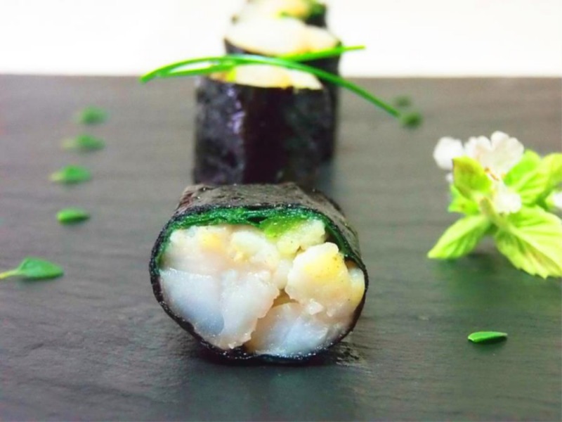 Maki sushi di rana pescatrice con cavolo nero al vapore d'arancia