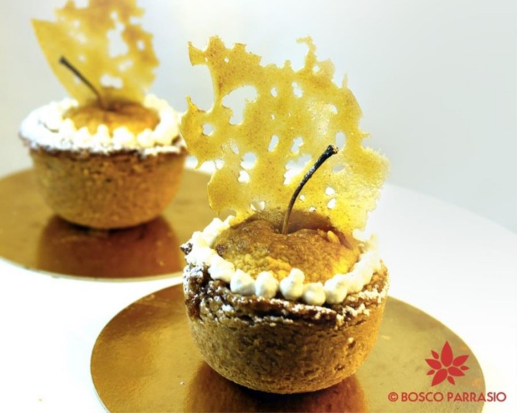 Mela in crosta con castagne nocciole e crema chantilly 