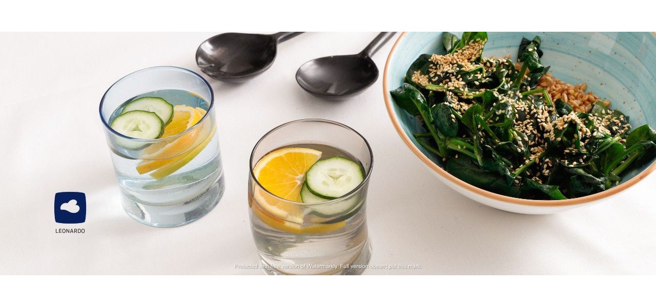 Insalata detox con spinaci saltati, farro e sesamo 