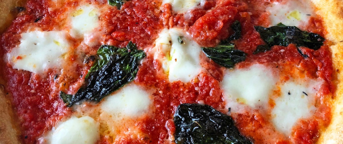 I colori verde, bianco e rosso della pizza richiamano la bandiera italiana per il Menu della Festa della Repubblica