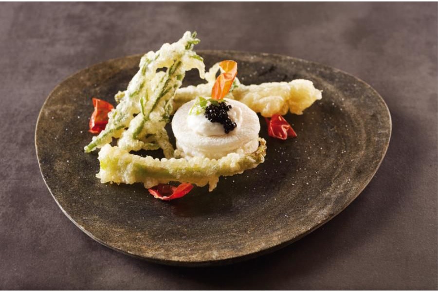 Millefoglie di platessa mantecata con tartufo, tempura di asparagi e alghe fresche