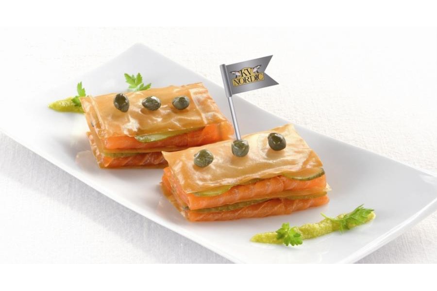 Millefoglie di salmone norvegese con salsa al cetriolo e tabasco