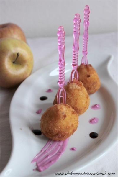 Mini arancini alla mela e con salsa fucsia salmone 