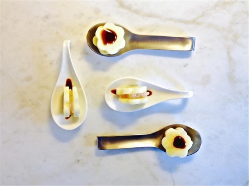 Mini burger di mela glassato imbottito di ricciola al profumo di mandarino 