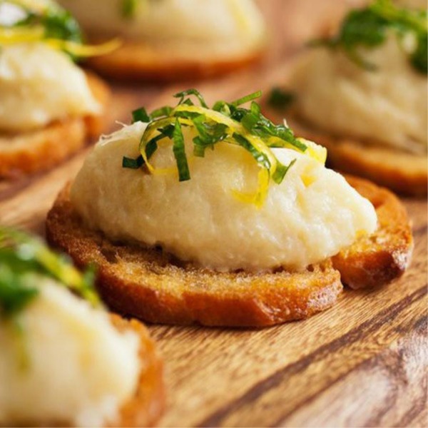 Mousse di baccalà su crostino di baguette all'aglio