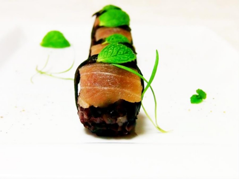 Nigiri con riso venere e ventresca di tonno