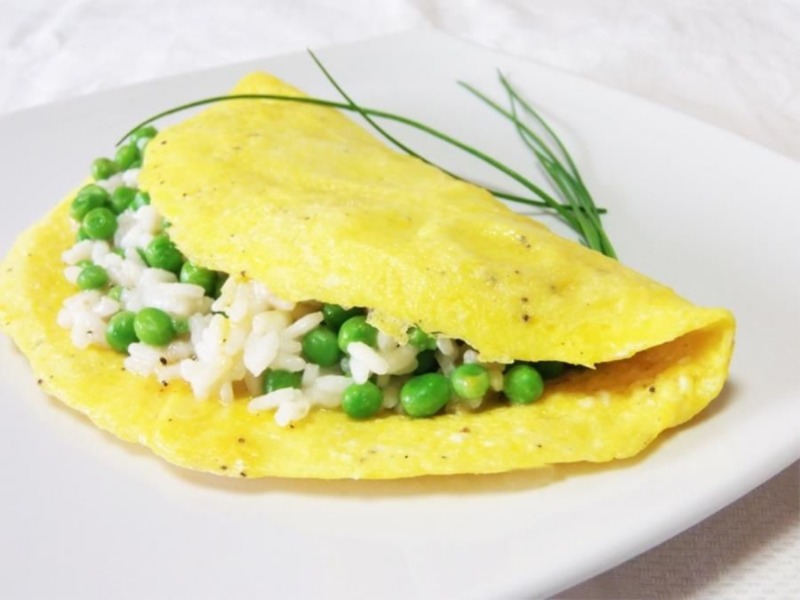 Omelette di riso e piselli al profumo di erba cipollina