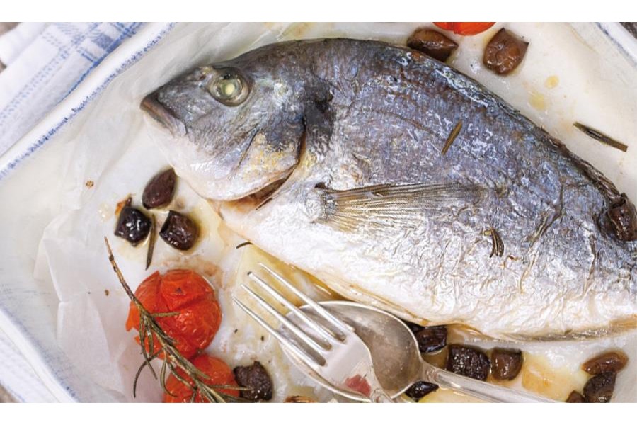 Orata al forno agli aromi e olive taggiasche
