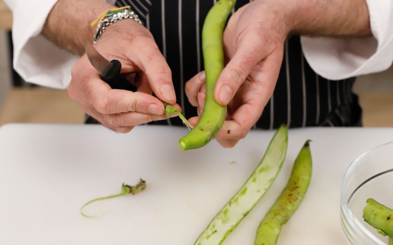 pulire i baccelli delle fave