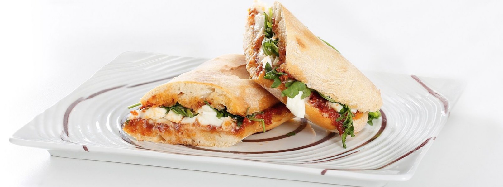 Panuozzo vegetariano con mozzarella, rucola e pomodori secchi