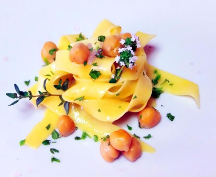 Pappardelle di Campofilone con ceci e fiori di timo