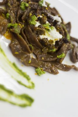 Pasta al cacao in salsa di agrumi e pesto di rucolaalt
