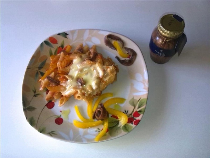 Pasta al forno con filetti di alici e peperoni