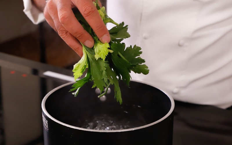 sbollentare le foglie di sedano