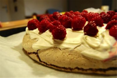 Pavlova al cioccolato con lamponialt