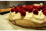 Pavlova al cioccolato con lamponialt