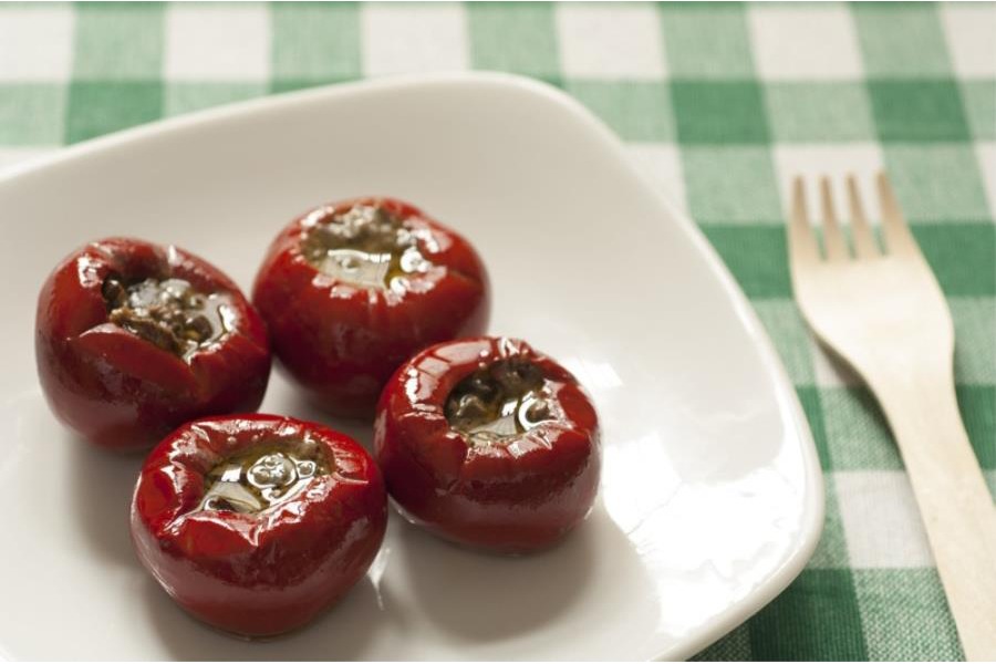 Peperoncini ripieni di tonno, acciughe e capperi 