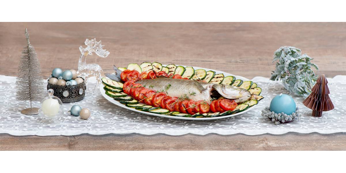 Branzino al forno con zucchine e pomodorini alla griglia, la ricetta di Natale