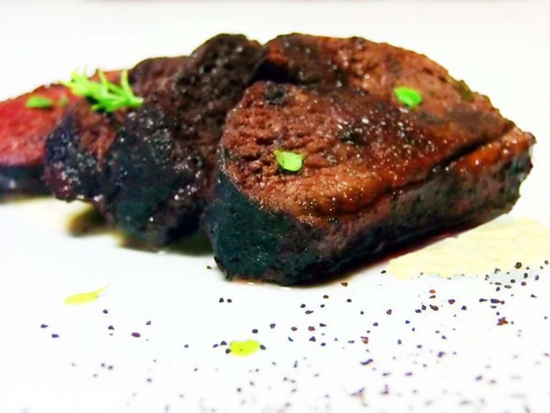 Petto d'anatra al Pjafoc su velo di cappuccino di patate