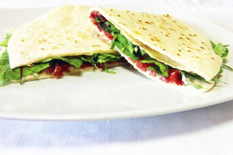 Piadina con bresaola e scaglie di raspadura