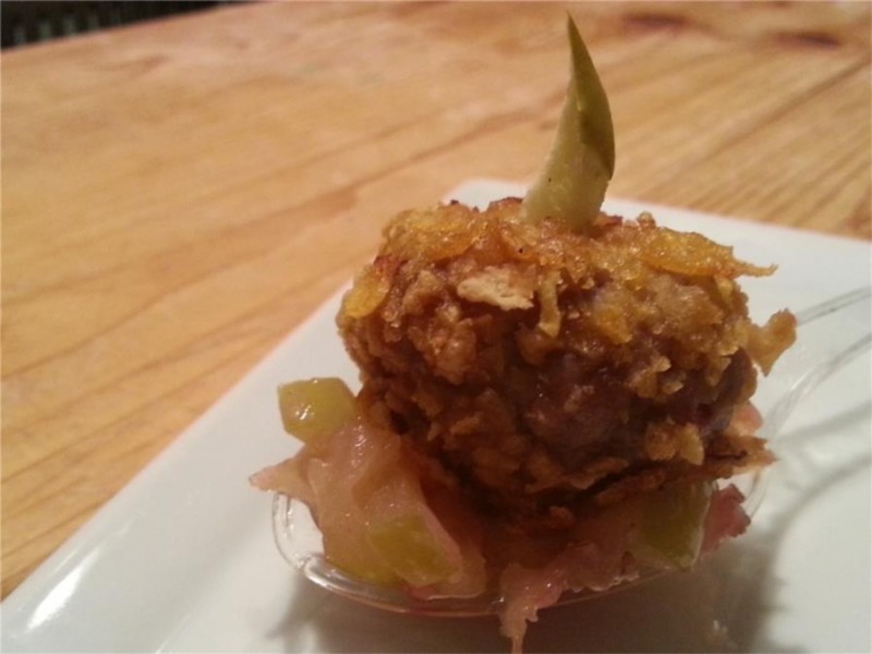 Piccole mele di carne e speck su salsa di cipolle e Granny Smith 