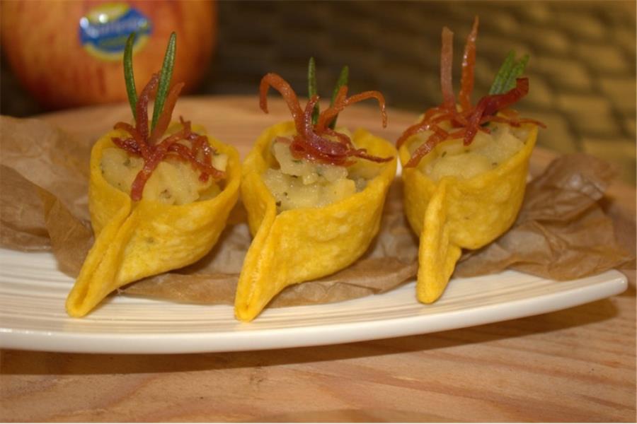 Piccoli cestini di pasta di mais ripieni di mele Royal Gala