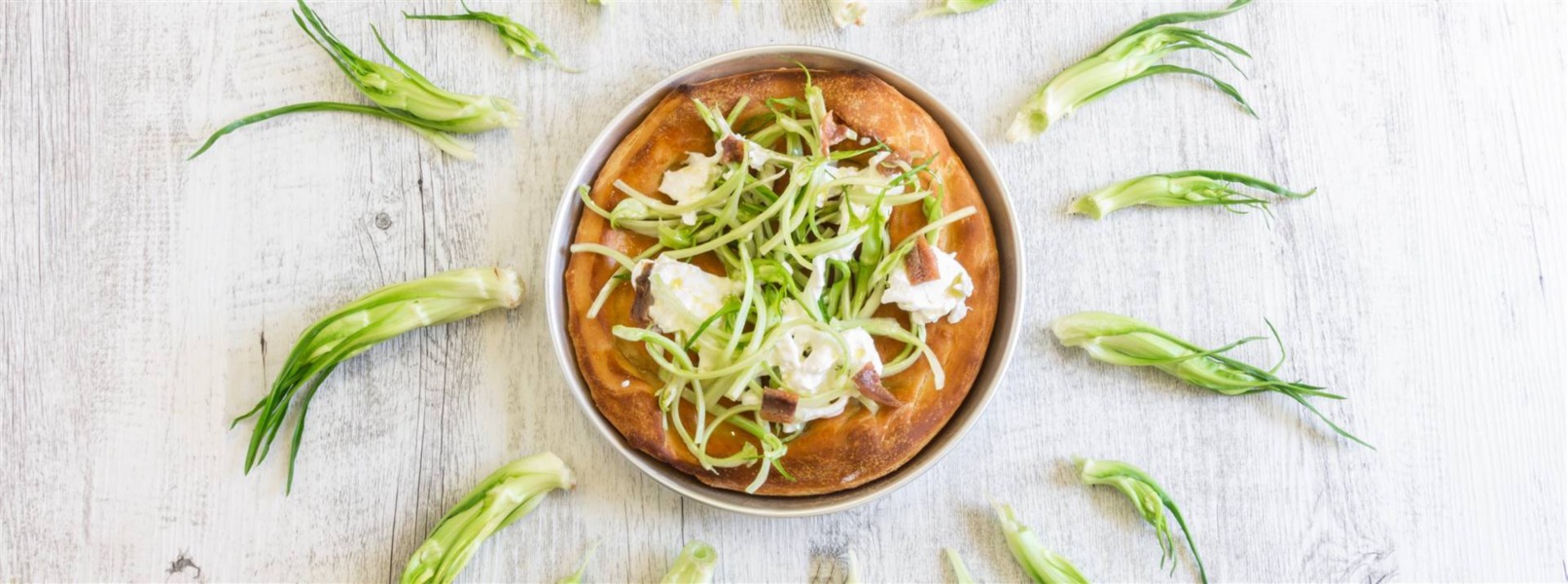 Pizza con stracciatella, alici e puntarelle