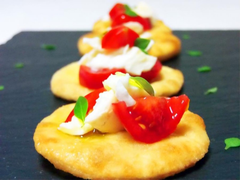 Pizzelle fritte con spunzilli e provola affumicata