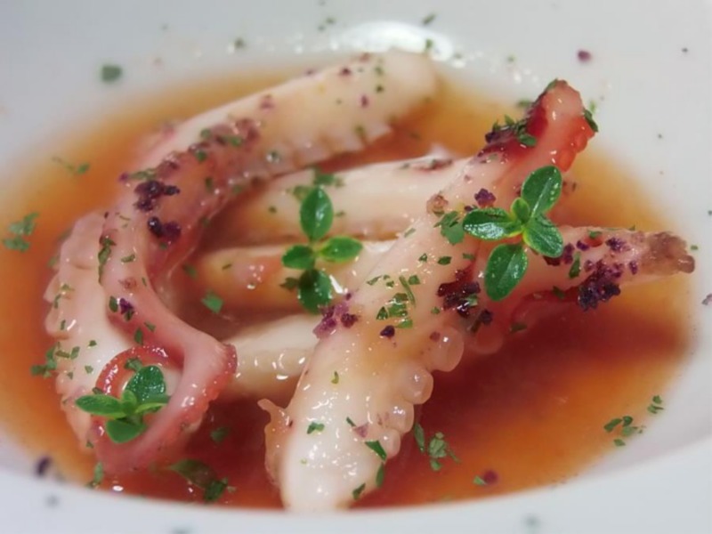 Polipetti al cardamomo caramellati con polvere di patate vitelotte