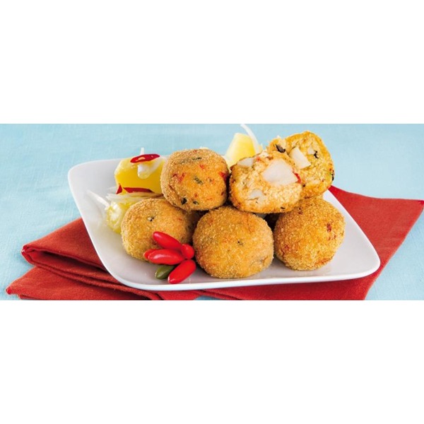 Su un piatto quadrato sono servitelle delle dorate polpette fritte di baccalà con patate