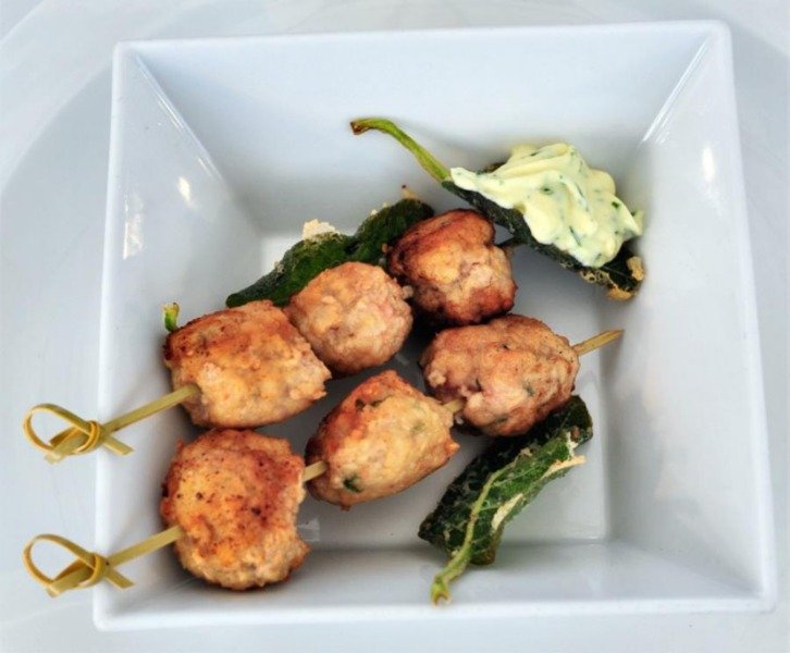 Polpettine di vitello al limone con salvia fritta e salsa aromatica