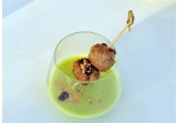 Polpettine di vitello, nocciole e mirtilli in zuppa cruda di insalataalt