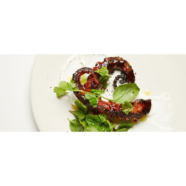 Polpo al barbecue con emulsione di zenzero e salsa allo yogurt greco