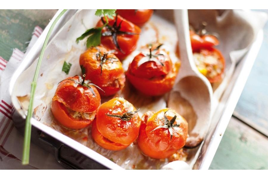 Pomodorini ripieni con uova sode e caciocavallo