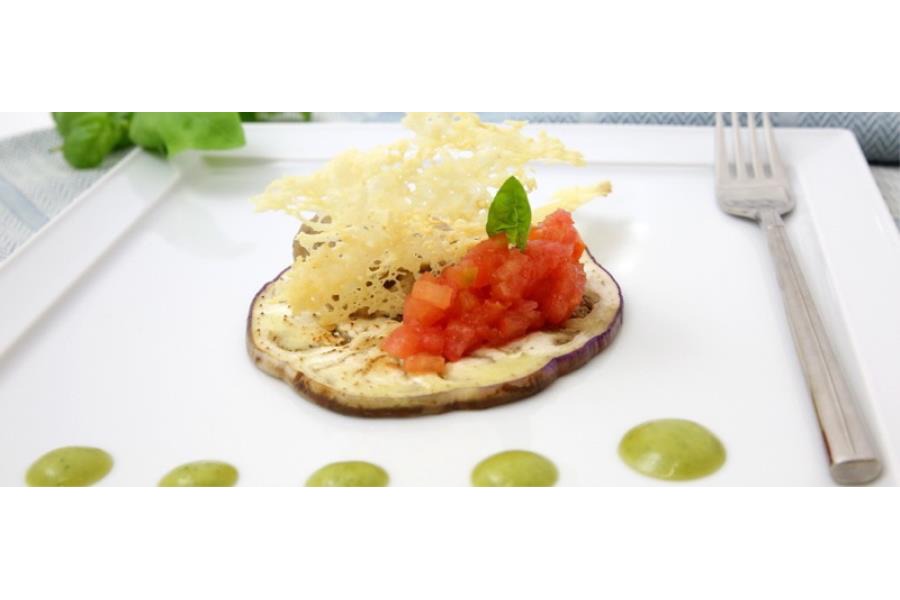 Provolone valpadana Dop dolce con melanzane, pomodori e basilico