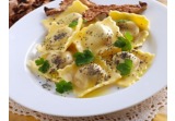 Ravioli con ripieno morbido di Prosciutto toscano e funghialt